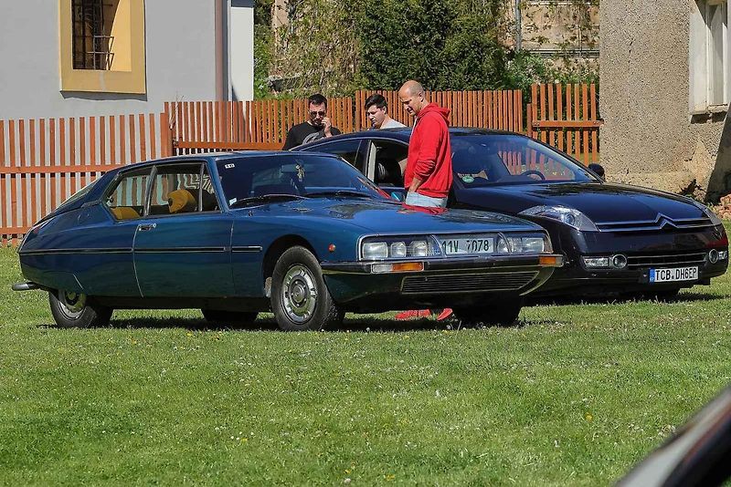 Jarní koulení - sraz automobilů a příznivců značky Citroën na zámku ve Svojšíně na Tachovsku.