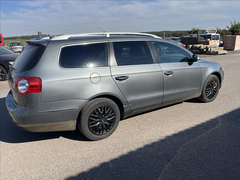 Volkswagen Passat Variant 2,0 TDi DSG KLIMA SERVIS - fotka 5 z 32