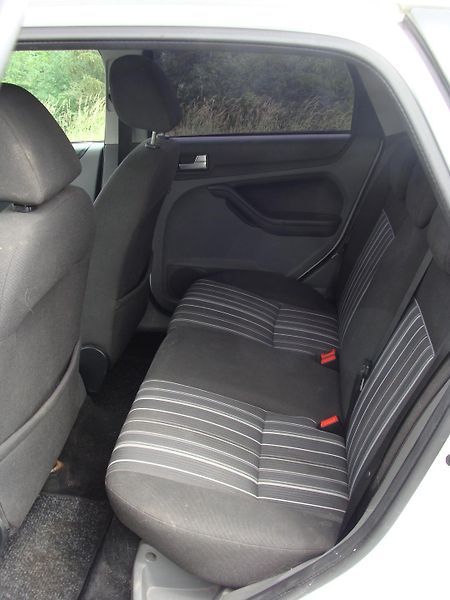 Ford Focus 1.6i, 74 kW, klimatizace - fotka 10 z 24