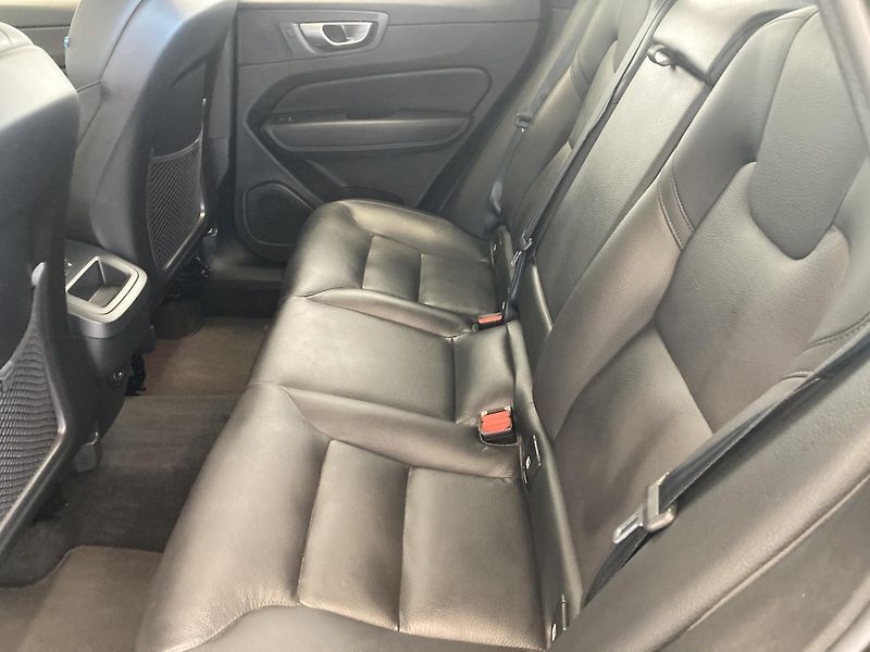 Volvo XC60 B4 AWD PLUS DARK AT8, ČR - fotka 12 z 26