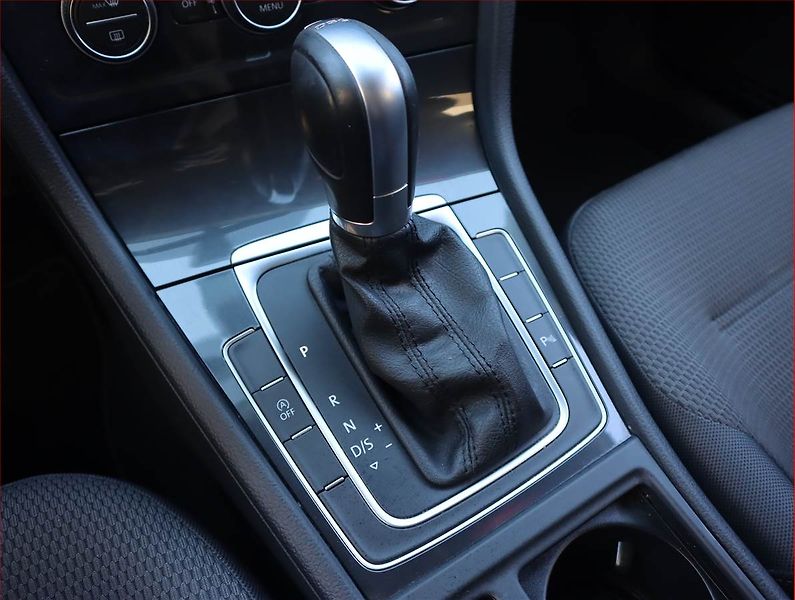 Volkswagen Golf (2018) 1.6 TDI, Automat, Serv.kniha - fotka 13 z 21