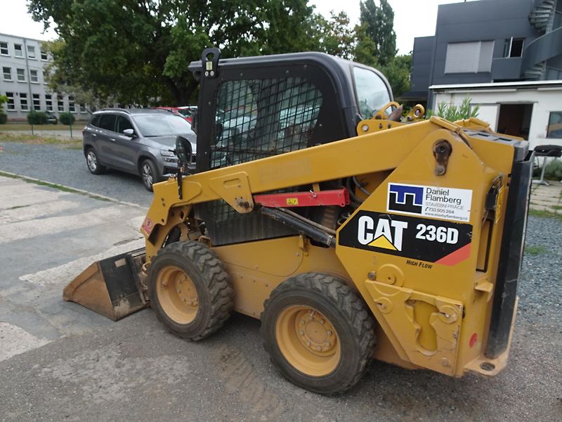 Caterpillar (2015) 236D - fotka 4 z 11