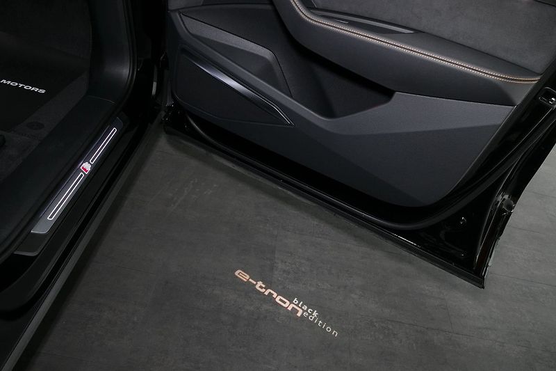 Audi e-tron 55 300kW S-line BlackEdi NV TZ - fotka 27 z 44