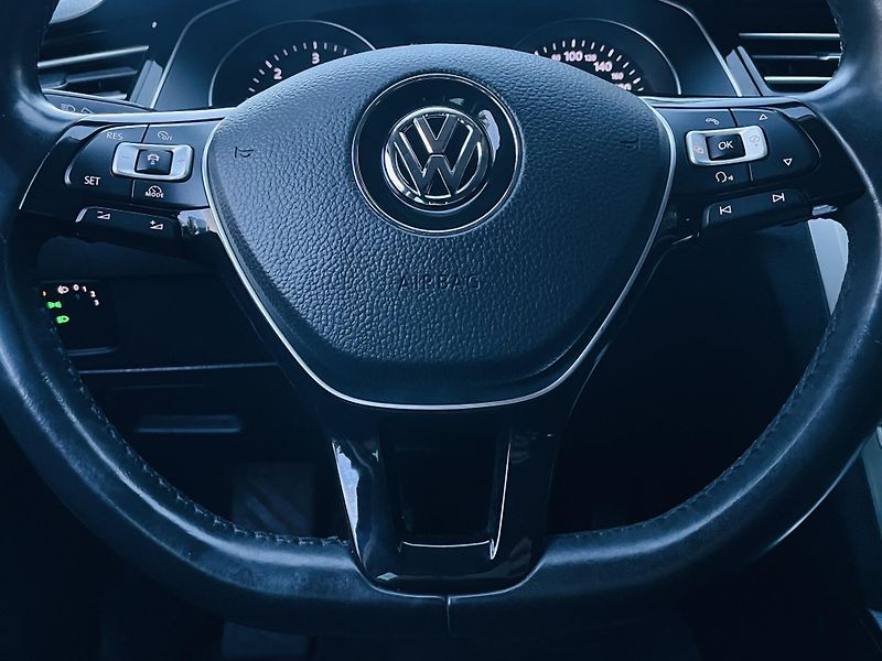 Volkswagen Passat 2.0TDI MANUÁL VÝHŘEV KAMERA - fotka 32 z 47