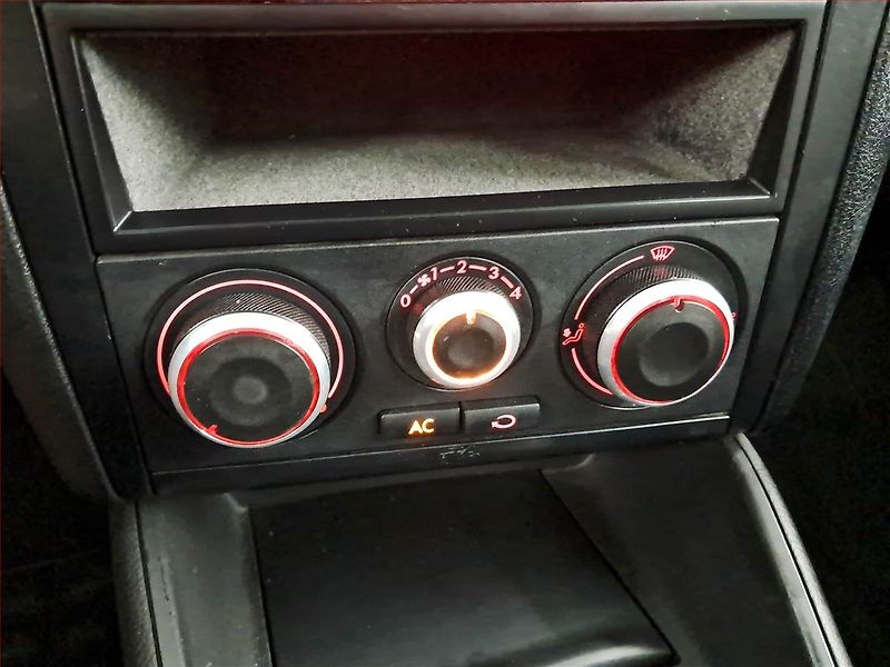 Volkswagen Golf (1998) 1.6, po STK, Klima - fotka 13 z 14