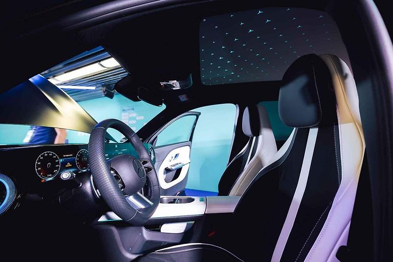 Mercedes-Benz letos odstartoval novou éru jako globální partner ženského tenisu (WTA). Své ambice v tomto sportu nyní potvrzuje i v České republice, kde v rámci ostravského turnaje představuje dvě klíčové novinky: novou generaci modelů GLB a GLC.