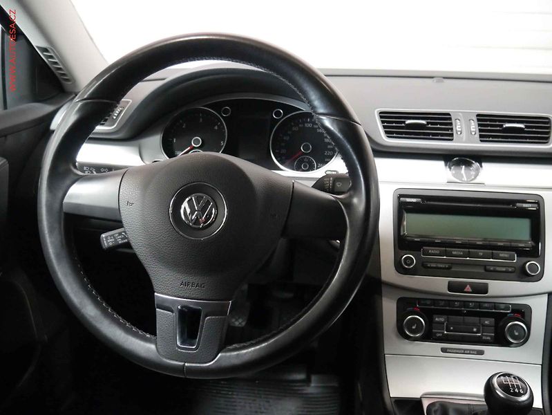 Volkswagen Passat (2011) 1.6 TDi, 1.maj, servis.kniha - fotka 11 z 16