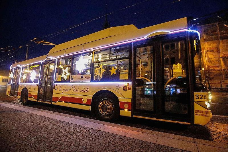 Praha má hned několik vánočních tramvají.