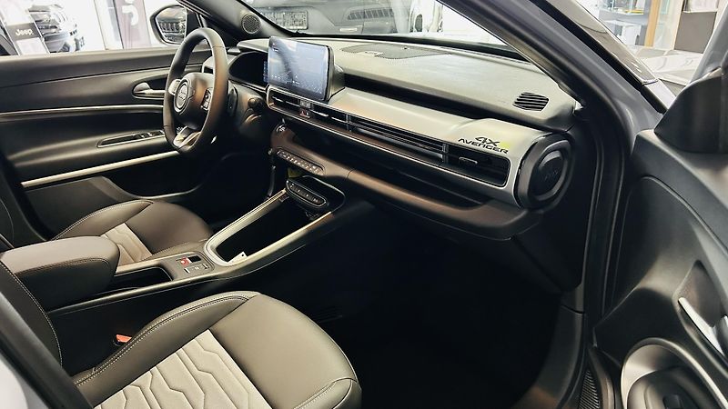 Jeep Avenger 1.2i 145k 4xe Upland  - fotka 10 z 13