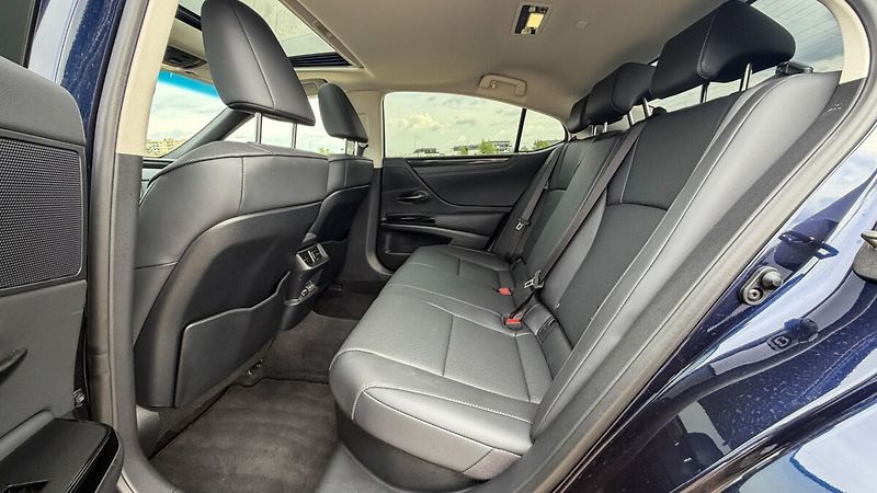 Lexus ES 300h 300H HEV BUSINESS EDITION - fotka 21 z 24