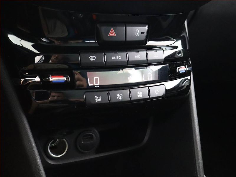 Peugeot 2008 (2019) 1.2 PureTech, Serv.kniha, Kůže - fotka 15 z 17