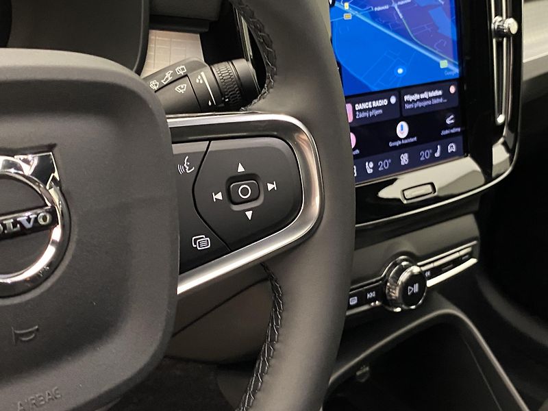 Volvo XC40 (2026) B3 AUT DARK PLUS - fotka 25 z 60