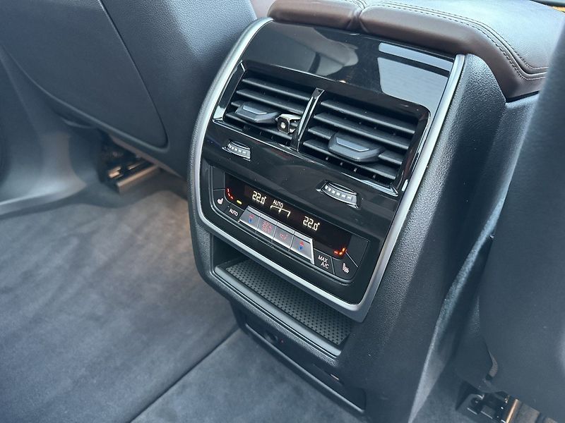 BMW X7 (2021) xDrive 40d M-Paket Pano - fotka 24 z 49