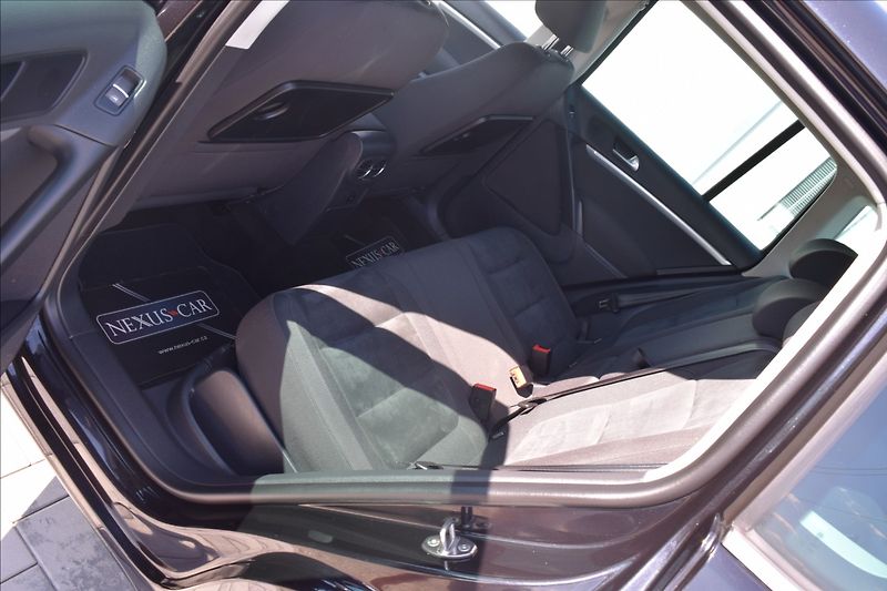 Volkswagen Tiguan 1,4 TSI 92KW R-LINE TOP STAV! - fotka 18 z 48