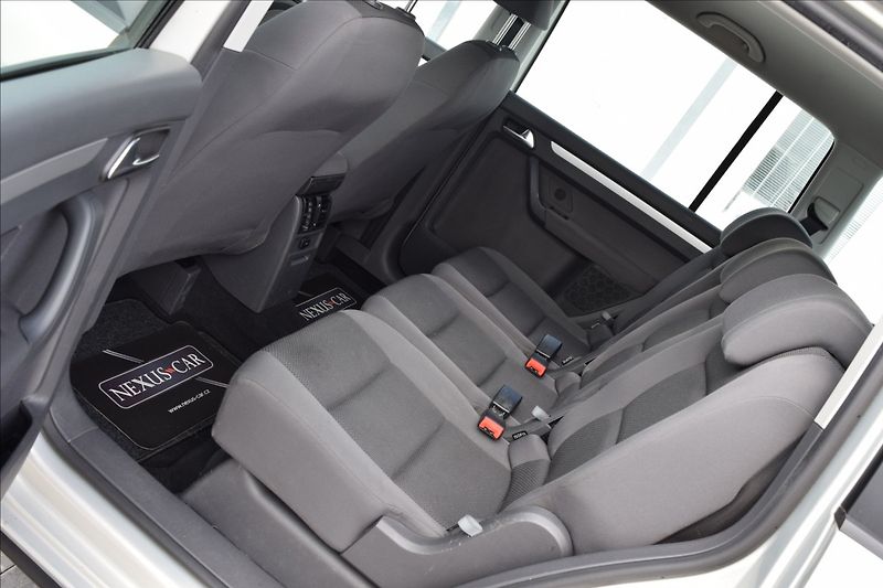 Volkswagen Touran 1,4 i 103KW AUTOMAT TAŽNÉ NAVI - fotka 15 z 44