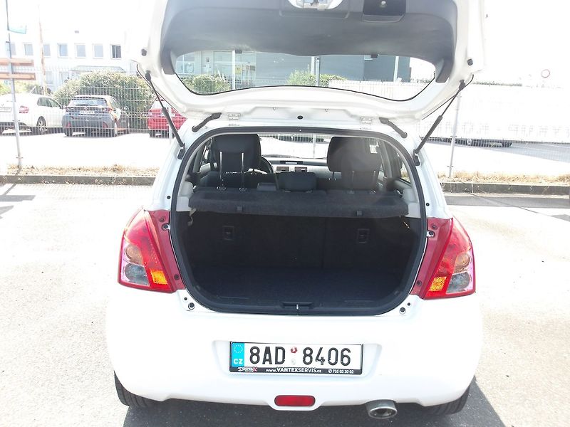 Suzuki Swift 1,3i  ČR 2xKLÍČE,KLIMA ! - fotka 20 z 27