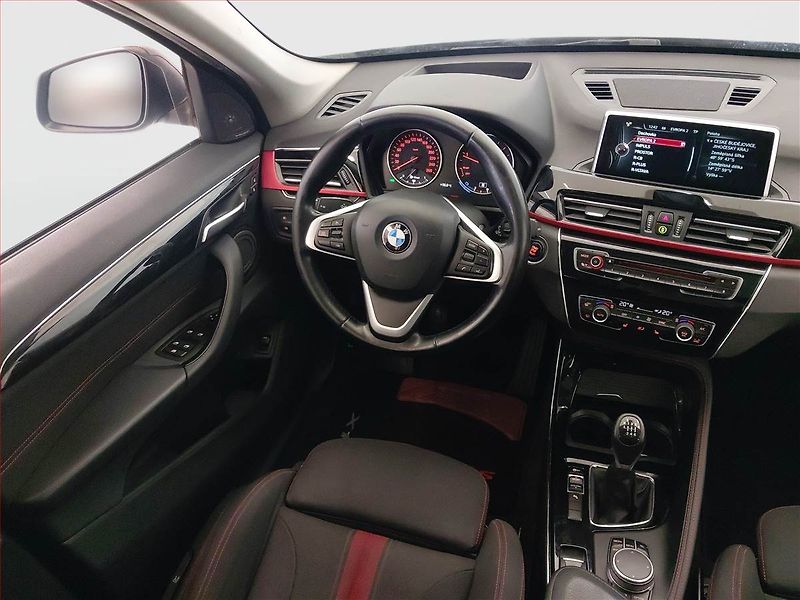BMW X1 (2016) sDrive18d, Tempomat - fotka 7 z 18