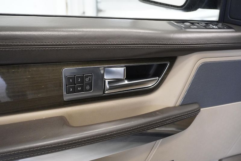 Land Rover Range Rover Sport 3,0 TDV6 4WD AUTOMAT - fotka 11 z 39