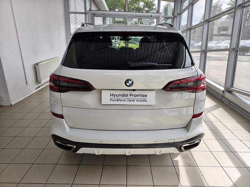 BMW X5 (2021) M50i 390kW xDrive - fotka 3 z 30