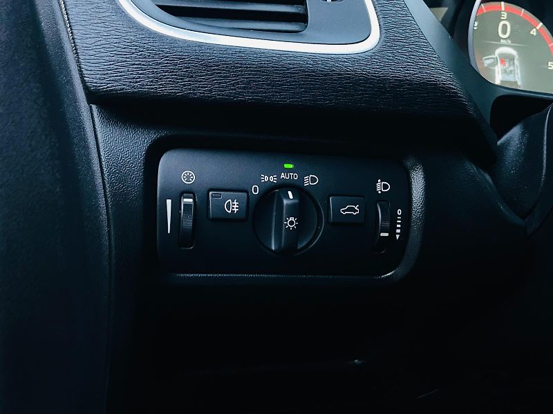 Volvo V40 2.0D3 MANUÁL CROSS SERVISKA  - fotka 40 z 43