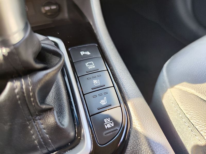 Hyundai Ioniq 1.6 GDI/104kW MY20 Style PHEV - fotka 23 z 37