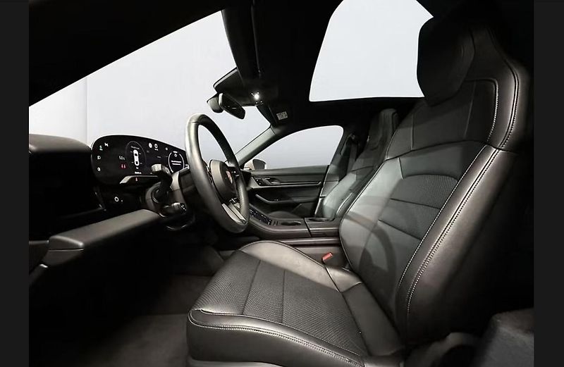 Porsche Taycan 93 kWh Panorama - fotka 12 z 25