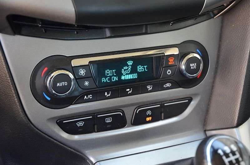 Ford Focus (2014) 1.0 EB 74kW TREND 2x kola - fotka 27 z 35
