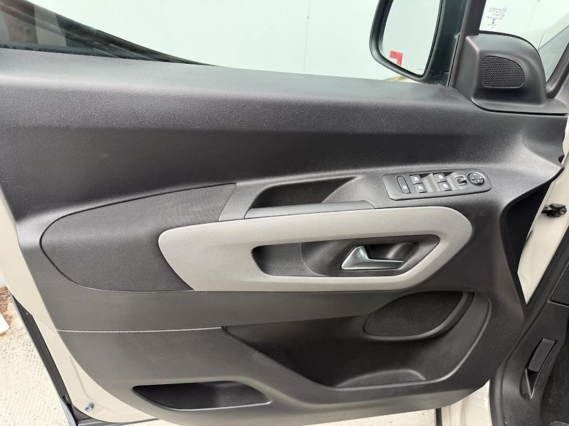 Peugeot Rifter (2020) 1.2 PureTech 7 míst ser.knížka - fotka 19 z 23