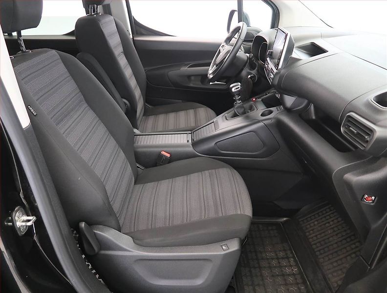 Opel Combo (2020) Maxi Enjoy 1.2 Turbo, 7Míst - fotka 9 z 23