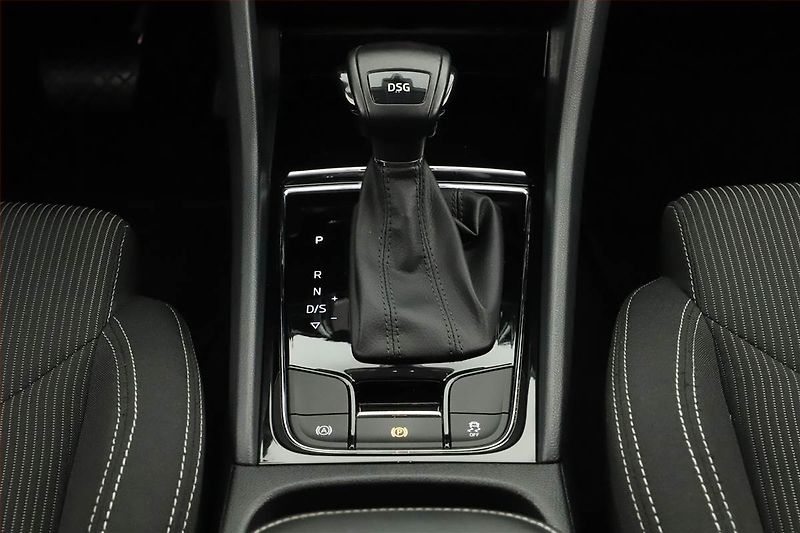 Škoda Karoq (2019) 1.6 TDI, Automat, Navi - fotka 14 z 18