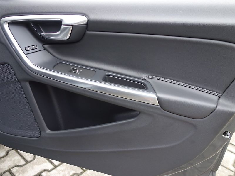 Volvo S60 (2017) 2.0D4 147kW AUT -NOVÉ V ČR - fotka 25 z 38