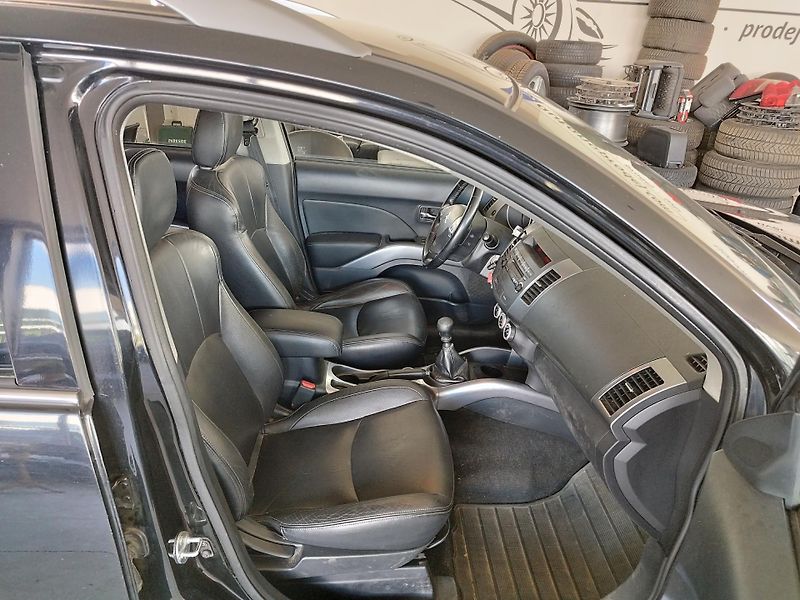 Citroën C-Crosser (2008) 2,2HDI,115KW,7MÍST,XEN,ALU,TAŽ - fotka 15 z 34