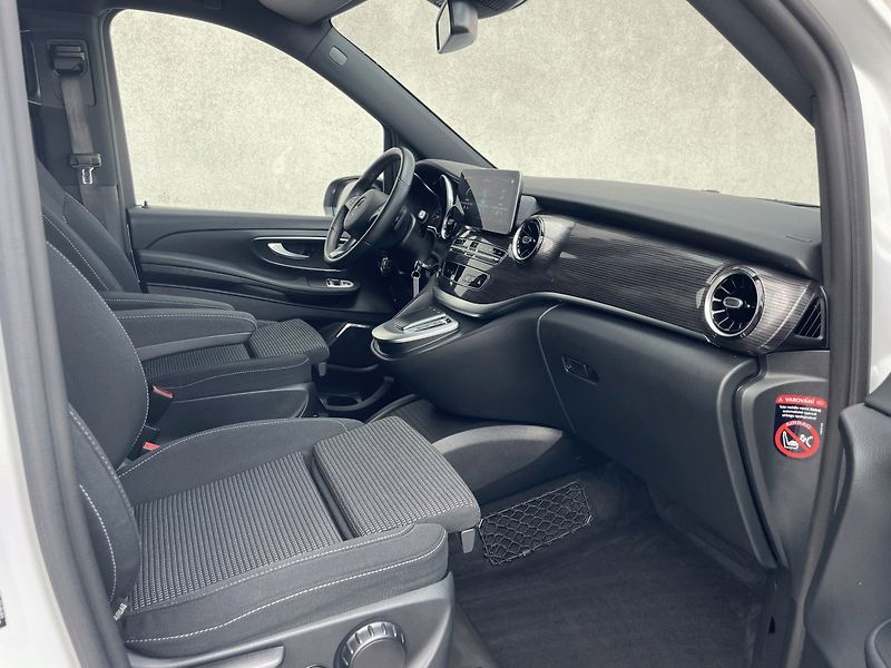 Mercedes-Benz Třídy V (2023) 300D L Exclusive AMG 4Matic 7m - fotka 7 z 24