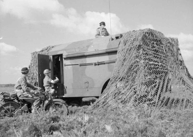 Obrněné velitelské vozidlo Dorchester Československé samostatné obrněné brigády ve Velké Británii při květnov přehlídce v Praze v roce 1945.
