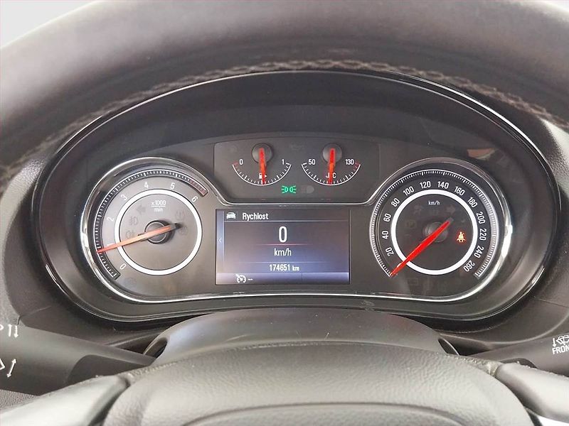 Opel Insignia (2015) 2.0 CDTI, Xenony, Tempomat - fotka 12 z 20