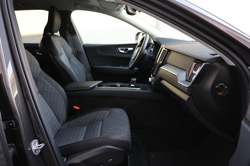 Volvo XC60 (2025) Core, B5 AWD, rezervace - fotka 10 z 21
