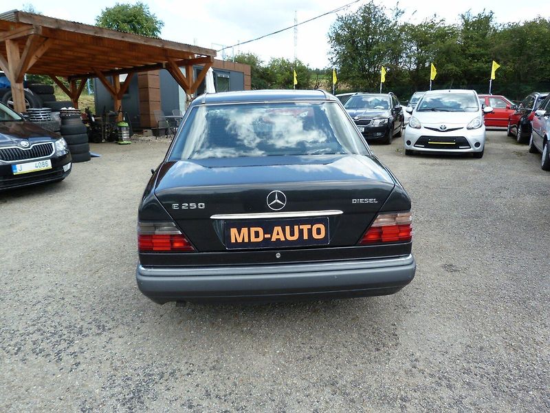 Mercedes-Benz 124 250 D - fotka 6 z 29