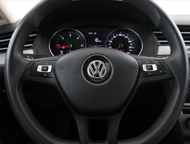 Volkswagen Passat (2017) 2.0 TDI, Serv.kniha, Navi - fotka 8 z 15
