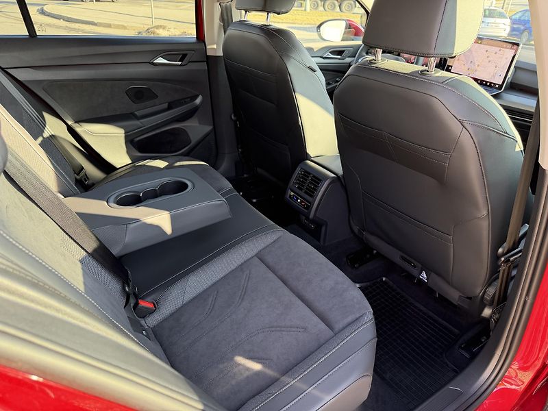 Volkswagen Golf TSi/110kW - STYLE,Webasto,H&K - fotka 56 z 80