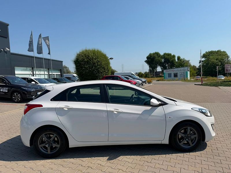 Hyundai i30 1.4CVVT 100 MAN6 Trikolor - fotka 23 z 25