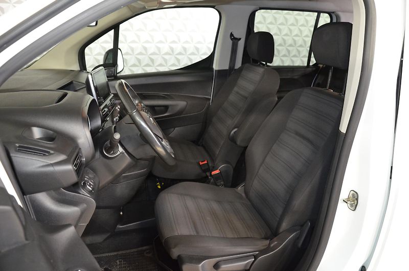 Opel Combo (2022) 1.5D 96 Elegance Plus 5d - fotka 11 z 21