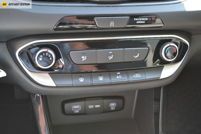 Hyundai i30 WG 1,5I MT SMART FAMILY NAVI - fotka 24 z 43