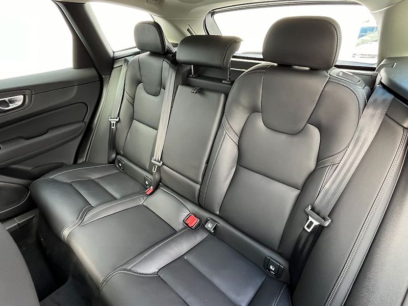 Volvo XC60 PLUS BRIGHT B5 AWD 184kW - fotka 26 z 31