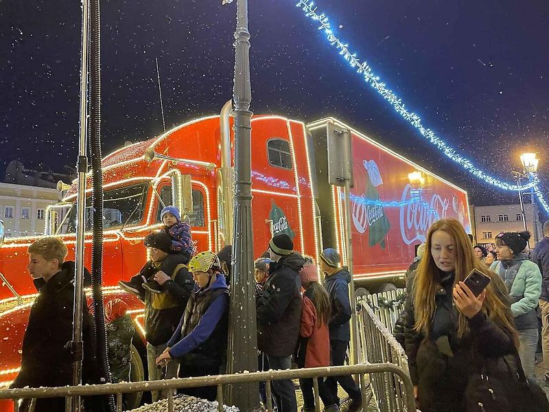 Vánoční kamion Coca-Coly se Santou dorazil do Frýdku-Místku, prosinec 2025.