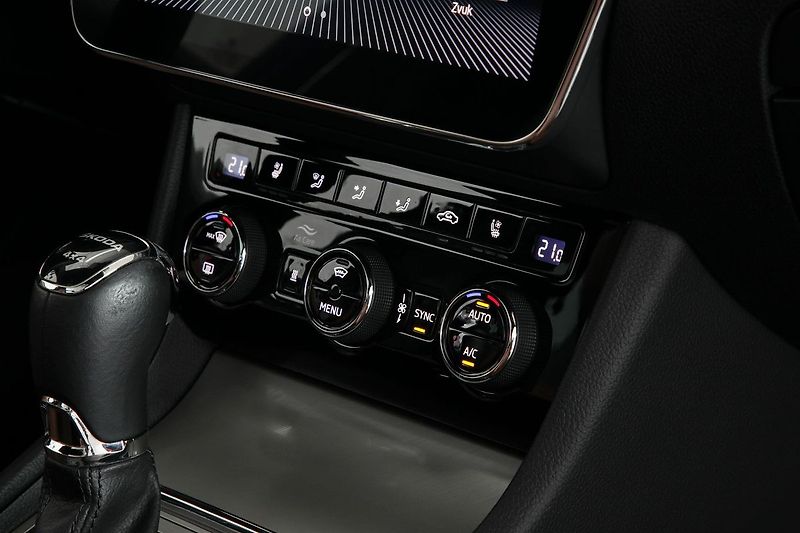 Škoda Superb 2.0TSI 206kW 4x4 L&K Max výbav - fotka 29 z 44
