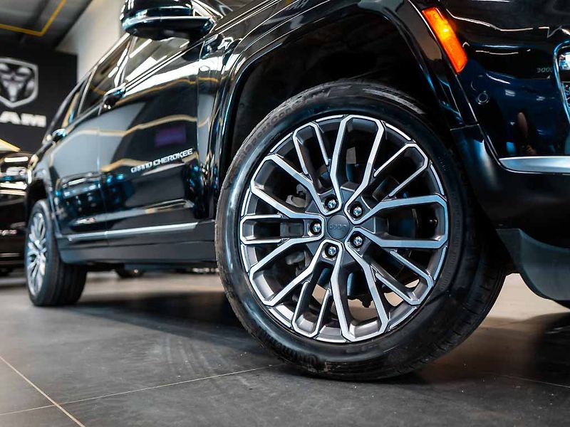 Jeep Grand Cherokee (2023) 5.7 Summit Reserve L V8 HeadUp - fotka 48 z 48