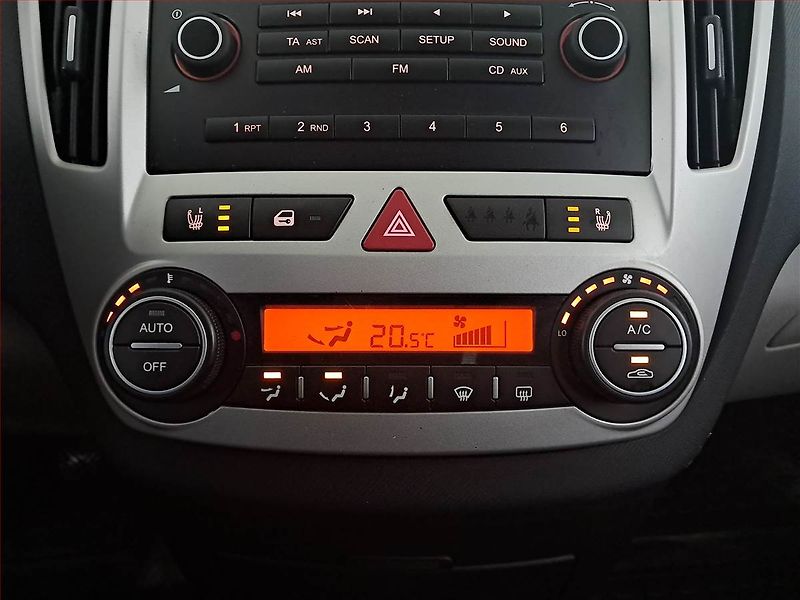 Kia Ceed (2009) 1.6 CVVT, po STK, rezervace - fotka 13 z 16