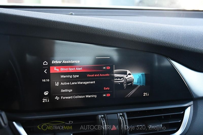 Alfa Romeo Giulia 2.0 TURBO 16V 206kW Q4 VELOCE - fotka 28 z 42