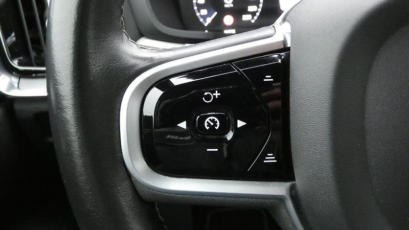 Volvo S60 T4 FWD R-Design - fotka 11 z 21