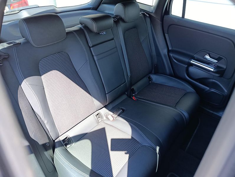Mercedes-Benz EQA 250+ ČR DPH - fotka 17 z 34